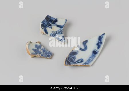 Shards of a dish from the wreck of the East Indians Hollandia, Anonymous, 1700 - in Or Before 1743  porcelain, saucer, type 2; Fragm of Base, Fragm of Rim Sim. ng 1979-209H1318. Netherlands porcelain   Second Stock Photo