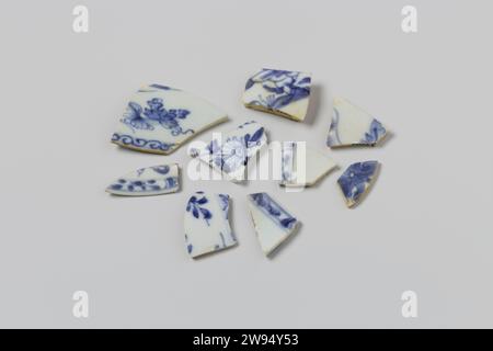 Shards of dishes from the wreck of the East Indians Hollandia, Anonymous, 1700 - in Or Before 1743  Porcelain, dish, fragment; fragm of rims, flat and curved, decorated. Netherlands porcelain   Second Stock Photo
