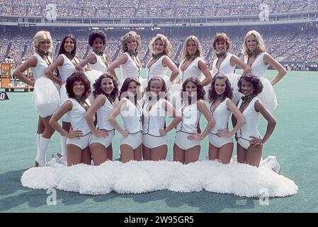 The Philadelphia Eagles cheerleaders pose for a group photo before an NFL game at Veterans Stadium and in 1981. Stock Photo