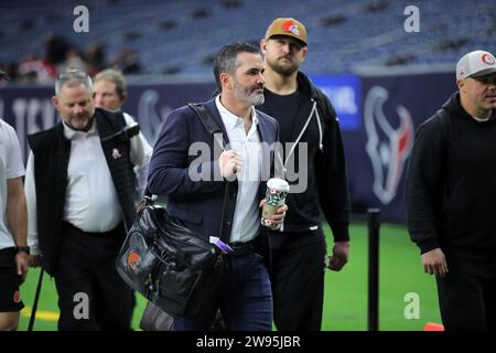 Houston, Texas, USA. 24th Dec, 2023. Cleveland Browns head coach Kevin Stefanski (center) arrives prior to the game between the Houston Texans and the Cleveland Browns at NRG Stadium in Houston, TX on December 24, 2023. (Credit Image: © Erik Williams/ZUMA Press Wire) EDITORIAL USAGE ONLY! Not for Commercial USAGE! Stock Photo
