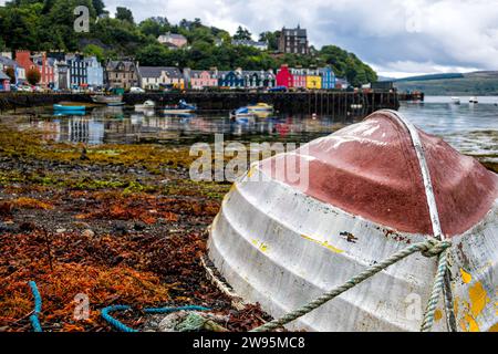 Fishing boat on the beach at Tobermory, Isle of Mull, Inner Hebrides, Scotland, United Kingdom Stock Photo