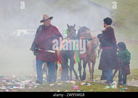 Horsemen at horse festival nr Daofu, Tibetan area, Sichuan, China Stock Photo