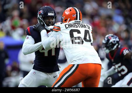 Cleveland Browns offensive tackle Geron Christian (64) looks to make a ...