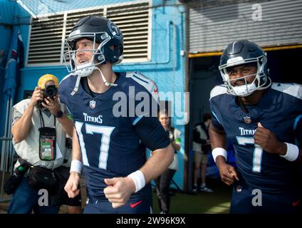 Nashville, Tennessee, USA. 24th Dec, 2023. Tennessee Titans quarterback Ryan Tannehill (17) and Tennessee Titans quarterback Malik Willis (7) take the field in Nashville. (Credit Image: © Camden Hall/ZUMA Press Wire) EDITORIAL USAGE ONLY! Not for Commercial USAGE! Stock Photo