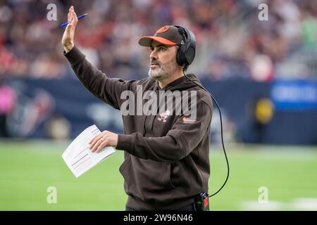 Houston, TX, USA. 24th Dec, 2023. Cleveland Browns head coach Kevin Stefanski during a game between the Cleveland Browns and the Houston Texans in Houston, TX. Trask Smith/CSM/Alamy Live News Stock Photo