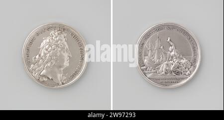 Thirty merchant ships and three warships taken by the French at Texel, Jean Mauger, 1699 - 1703 history medal Silver medal. Front: breastpiece man inside change. Reverse: Holland in the form of wife, with lion and arrow bundle raises mourning hands when seeing a burning ship inside Covering; Cut: Inscription. Paris silver (metal) striking (metalworking)  Texel Stock Photo