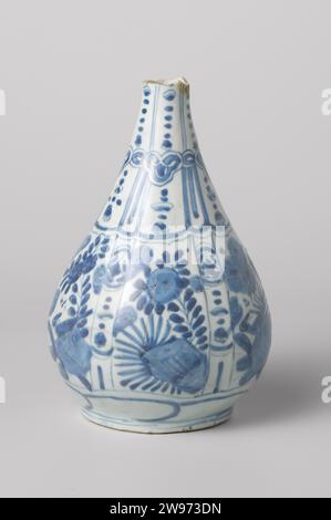 Bottle from V.O.C. ship De 'Witte Leeuw', Anonymous, Before 1613  Bottle from V.O.C. ship the 'Witte Leeuw'. Pear -shaped bottle decorated in underlaze blue. The Decort is divided into narrow and wide fields. In the wide fields on the abdomen flowering plants, on the shoulder and neck, dot and stricter. Coming from the VOC ship 'Witte Leeuw', which was in 1613. The top of the neck is missing, 98 stored. The shard is glassy and has little ingrained dirt. The bottom is glazed and the foot ring is straight and faceted. Little oven sand has been found. Jingdezhen porcelain   Sint-Helena Stock Photo