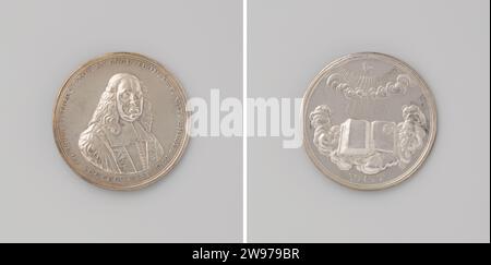 Death of Johannes Coccejus, professor in Leiden, Jan Meltzing (I), 1669 history medal Silver medal. Front: breastpiece man inside change. Reverse: open book with seven stamps under lamb in Krans van Hemellicht above inscription Leiden silver (metal) striking (metalworking) Stock Photo