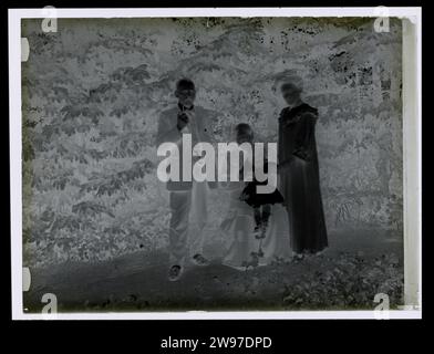 Group portrait of an unknown man, two women and a child in a garden, Laurens Lodewijk Kleijn (attributed to), c. 1865 - c. 1900    glass wet collodion negative anonymous historical persons portrayed in a group, in a group-portrait. garden Stock Photo