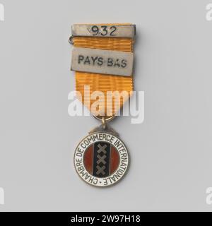 Carrying sign of the fifth congress of the International Chamber of Commerce in Amsterdam 1929 ,, 1929 history medal Enameled medal with a bearing eye, via an orange ribbon with buckle attached to a brooch, on the front the Amsterdam city coat of arms in the field with a change, three lines of text with below and above ornaments.  silver (metal). textile materials striking (metalworking) Stock Photo