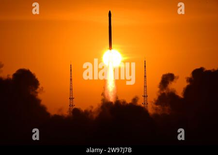 Jiuquan. 25th Dec, 2023. The Kuaizhou-1A carrier rocket carrying four meteorological satellites blasts off from the Jiuquan Satellite Launch Center in northwest China, Dec. 25, 2023. The satellites, belonging to the Tianmu-1 meteorological constellation, were launched at 9:00 a.m. (Beijing Time) and have entered the planned orbit. Credit: Wang Jiangbo/Xinhua/Alamy Live News Stock Photo