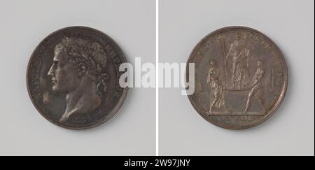 Napoleon Bonaparte, Keizer der Fensen, Jean-Pierre Droz, 1806 history medal Silver medal. Front: breastpiece man with laurel wreath inside change. Reverse: Napoleon with field sign in hand stands on shield that is lifted by Senate and people within Covering; Cut: year Paris silver (metal) striking (metalworking) Stock Photo