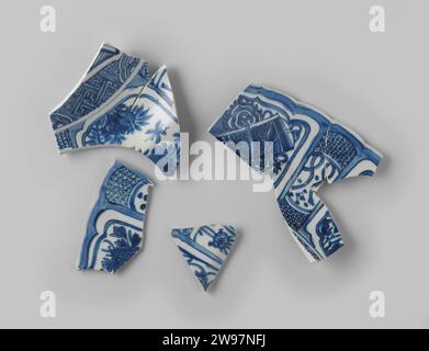 Large plate or 'lampetschotel' of Chinese porcelain from the wreck of the Dutch East Indiaman Witte Leeuw, anonymous, before 1613  Four loose shards of a dish from V.O.C. ship the 'Witte Leeuw'. Jingdezhen bone china (material)   Sint-Helena Stock Photo