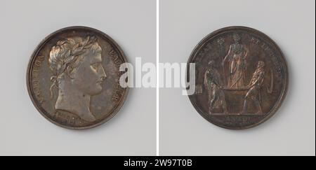 Napoleon Bonaparte, Calls The French, Bertinary Andrieu, 1806 history medal Silver medal. Front: breastpiece man with laurel wreath inside change. Reverse: Napoleon with field sign in hand stands on shield that is lifted by Senate and people within Covering; Cut: year Paris silver (metal) striking (metalworking) Stock Photo