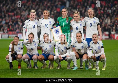 01 Dec 2023 - England v Netherlands - UEFA Womens Nations League - Wembley Stadium.  The England Women teamgroup before the Nations League match against the Nethelands. The team includes Mary Earps, Lucy Bronze, Jess Carter,  Alex Greenwood,  Niamh Charles, Georgia Stanway,  Fran Kirby, Chloe Kelly, Lauren Hemp, Lauren James, Keira Walsh Picture : Mark Pain / Alamy Live News Stock Photo