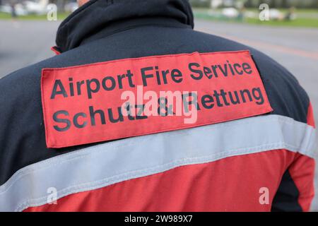 Aufschrift, Rückenschild auf Einsatzkleidung Airport Fire Service Schutz & Rettung . Die Flugshow ZigAirMeet mit internationaler Beteiligung aus dem militärischen und zivilen Luftfahrtbereich fand am 18. und 19. August 2023 in Mollis, Kanton Glarus, Schweiz, statt. Mollis Glarus Schweiz *** Inscription, back label on operational clothing Airport Fire Service Protection Rescue The ZigAirMeet air show with international participation from the military and civil aviation sector took place on August 18 and 19, 2023 in Mollis, Canton Glarus, Switzerland Mollis Glarus Switzerland Stock Photo