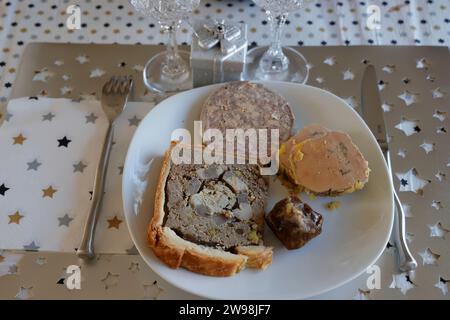 Périgord, France. December 25, 2023. Foie gras at Christmas meal in France. In France, and particularly in Périgord, duck or goose foie gras is one of the traditional dishes of the Christmas meal. Preparation of four different foie gras recipes before eating it during the meal. Photo by Hugo Martin/Alamy Live News. Stock Photo