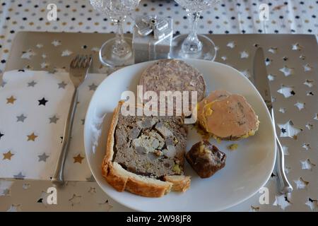 Périgord, France. December 25, 2023. Foie gras at Christmas meal in France. In France, and particularly in Périgord, duck or goose foie gras is one of the traditional dishes of the Christmas meal. Preparation of four different foie gras recipes before eating it during the meal. Photo by Hugo Martin/Alamy Live News. Stock Photo