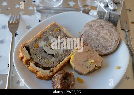 Périgord, France. December 25, 2023. Foie gras at Christmas meal in France. In France, and particularly in Périgord, duck or goose foie gras is one of the traditional dishes of the Christmas meal. Preparation of four different foie gras recipes before eating it during the meal. Photo by Hugo Martin/Alamy Live News. Stock Photo