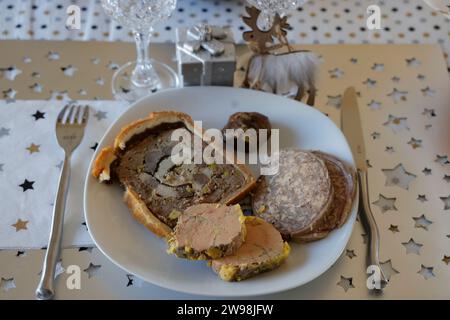 Périgord, France. December 25, 2023. Foie gras at Christmas meal in France. In France, and particularly in Périgord, duck or goose foie gras is one of the traditional dishes of the Christmas meal. Preparation of four different foie gras recipes before eating it during the meal. Photo by Hugo Martin/Alamy Live News. Stock Photo