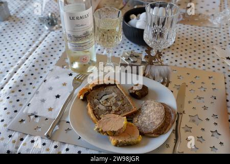 Périgord, France. December 25, 2023. Foie gras at Christmas meal in France. In France, and particularly in Périgord, duck or goose foie gras is one of the traditional dishes of the Christmas meal. Preparation of four different foie gras recipes before eating it during the meal. Photo by Hugo Martin/Alamy Live News. Stock Photo