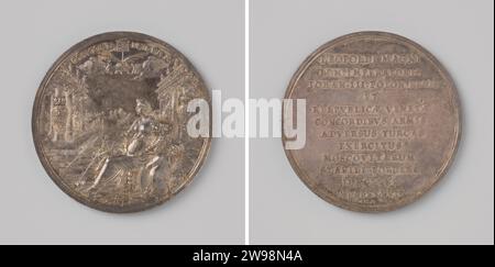 Russia joins the anti-Turkish covenant between the emperor, Poland, and Venice, Lazarus Gottlieb Lauffer, 1687 history medal Silver medal. Front: Concordia with four arrows and horn of abundance sitting between two column halls with four coats of arms on pillars, above that two collapsed hands with tray branches and inscription. Reverse: Inscription Nuremberg silver (metal) striking (metalworking)  Moscow Stock Photo