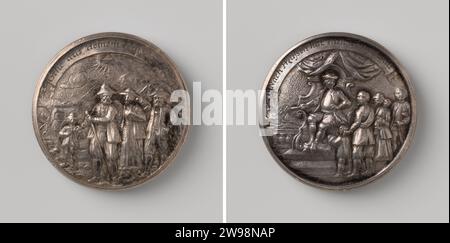 Recording of Salzburger Emigrants in Prussia, Abraham Remhard (I), 1732 history medal Silver medal. Front: Two men with walking sticks, wife, young man and child with hats are ready for exodus, in the background a cart and mountainous landscape protected by triangle in Stralenkrans under Watch with inscription. Reverse: two men, one of whom puts his hand on the shoulder of a child, and a woman with child stands on arm in front of throne, on which man sits who with a rolled letter points on the city in a shift with inscription; Inside: two round colored prints, representing cards from the Archd Stock Photo