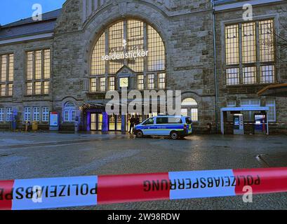 Bielefeld, Germany. 25th Dec, 2023. Police officers stand in front of Bielefeld Central Station. Bielefeld Central Station has been cordoned off due to a major police operation. Credit: Christian Müller/Wetfalennews/dpa/Alamy Live News Stock Photo