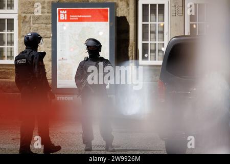 Bielefeld, Germany. 25th Dec, 2023. Armed police officers can be seen in front of the main entrance to the station. The Bielefeld main station is searched by numerous officers. The reason for this is an anonymous attack threat. Credit: Friso Gentsch/dpa/Alamy Live News Stock Photo