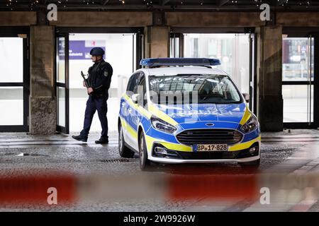 Bielefeld, Germany. 25th Dec, 2023. Federal police officers and vehicles can be seen in front of the main entrance to the station. The Bielefeld main station is searched by numerous officers. The reason for this is an anonymous attack threat. Credit: Friso Gentsch/dpa/Alamy Live News Stock Photo