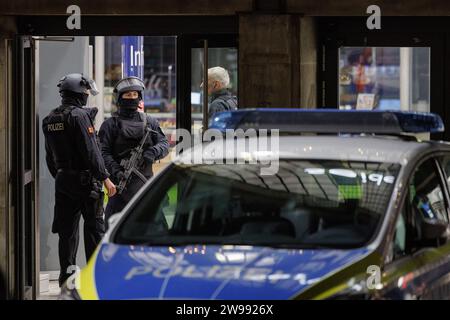 Bielefeld, Germany. 25th Dec, 2023. Armed police officers stand in the station. Bielefeld Central Station is searched by numerous officers. The reason for this is an anonymous attack threat. Credit: Friso Gentsch/dpa/Alamy Live News Stock Photo
