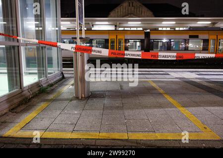 Bielefeld, Germany. 25th Dec, 2023. A 'police cordon' fluttering on a platform. Numerous officers search Bielefeld Central Station. The reason for this is an anonymous threat of attack. Credit: Friso Gentsch/dpa/Alamy Live News Stock Photo