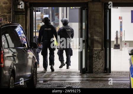 Bielefeld, Germany. 25th Dec, 2023. Armed police officers enter the station. Bielefeld Central Station is searched by numerous officers. The reason for this is an anonymous attack threat. Credit: Friso Gentsch/dpa/Alamy Live News Stock Photo