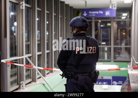 Bielefeld, Germany. 25th Dec, 2023. Federal police officers stand on a platform. Numerous officers search Bielefeld Central Station. The reason for this is an anonymous attack threat. Credit: Friso Gentsch/dpa/Alamy Live News Stock Photo