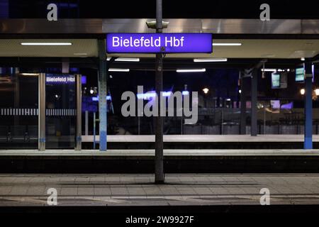 Bielefeld, Germany. 25th Dec, 2023. The platform is empty. Bielefeld Central Station is being searched by a large number of people. The reason for this is an anonymous attack threat. Credit: Friso Gentsch/dpa/Alamy Live News Stock Photo