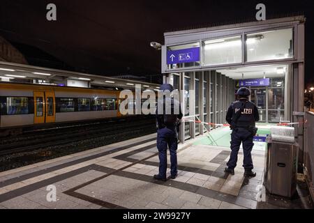 Bielefeld, Germany. 25th Dec, 2023. Federal police officers stand on a platform. Numerous officers search Bielefeld Central Station. The reason for this is an anonymous attack threat. Credit: Friso Gentsch/dpa/Alamy Live News Stock Photo