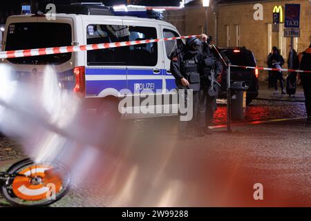Bielefeld, Germany. 25th Dec, 2023. Police officers and vehicles can be seen in front of the main entrance to the station. The Bielefeld main station is searched by numerous officers. The reason for this is an anonymous attack threat. Credit: Friso Gentsch/dpa/Alamy Live News Stock Photo