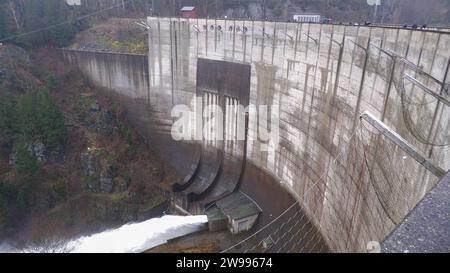 Weihnachtsdrama in den Hochwassergebieten in Nordthüringen. Die Ortschaft Windehausen Gemeinde Heringen/Helme wird seit Heiligabend auf freiwilliger Basis evakuiert. Das Wasser steht im gesamten Ort. Der Strom wurde abgeschalten und auch das Wasser und Abwasser funktioniert nicht. D.h. seit Heiligabend ist ein Wohnen in der Ortschaft nicht möglich. Die Ortschaft gleicht einer Geisterstadt. Überall sind die Lichter aus. Das THW tastet sich durch den Ort und evakuiert Menschen - sofern sie überhaupt mit wollen. Immer wieder gibt es Lautsprecherdurchsagen, dass man den Ort verlassen soll. Nur wen Stock Photo