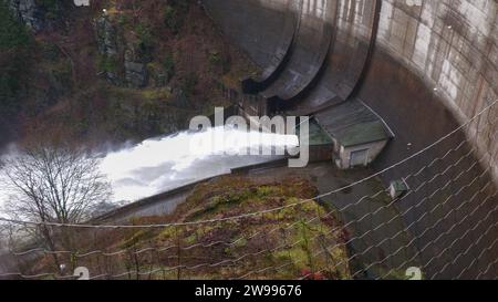 Weihnachtsdrama in den Hochwassergebieten in Nordthüringen. Die Ortschaft Windehausen Gemeinde Heringen/Helme wird seit Heiligabend auf freiwilliger Basis evakuiert. Das Wasser steht im gesamten Ort. Der Strom wurde abgeschalten und auch das Wasser und Abwasser funktioniert nicht. D.h. seit Heiligabend ist ein Wohnen in der Ortschaft nicht möglich. Die Ortschaft gleicht einer Geisterstadt. Überall sind die Lichter aus. Das THW tastet sich durch den Ort und evakuiert Menschen - sofern sie überhaupt mit wollen. Immer wieder gibt es Lautsprecherdurchsagen, dass man den Ort verlassen soll. Nur wen Stock Photo