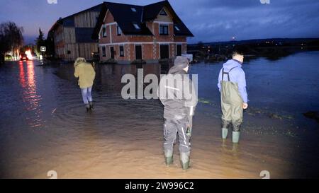 Weihnachtsdrama in den Hochwassergebieten in Nordthüringen. Die Ortschaft Windehausen Gemeinde Heringen/Helme wird seit Heiligabend auf freiwilliger Basis evakuiert. Das Wasser steht im gesamten Ort. Der Strom wurde abgeschalten und auch das Wasser und Abwasser funktioniert nicht. D.h. seit Heiligabend ist ein Wohnen in der Ortschaft nicht möglich. Die Ortschaft gleicht einer Geisterstadt. Überall sind die Lichter aus. Das THW tastet sich durch den Ort und evakuiert Menschen - sofern sie überhaupt mit wollen. Immer wieder gibt es Lautsprecherdurchsagen, dass man den Ort verlassen soll. Nur wen Stock Photo