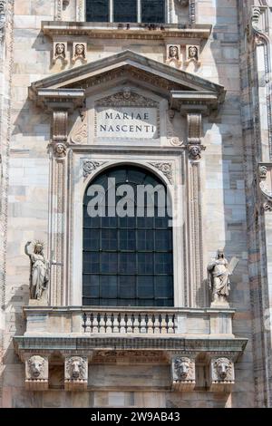 The New Law statue by Camillo Pacetti located on the facade of the ...