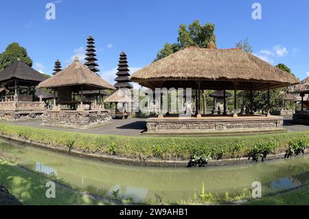 Bali ist eine zu Indonesien gehörende Insel im Indischen Ozean mit einem tropisch warmen Durchschnittsklima. Hauptstadt der Insel ist Denpasar. Mit einer Fläche von 5590 Quadratkilometern ist Bali die mit Abstand grösste Insel der gleichnamigen Provinz. Bei der Volkszählung 2020 hatte Bali rund 4,3 Millionen Einwohner *** Bali is an island in the Indian Ocean belonging to Indonesia with an average tropical warm climate The capital of the island is Denpasar With an area of 5590 square kilometers, Bali is by far the largest island in the province of the same name At the 2020 census, Bali had a p Stock Photo