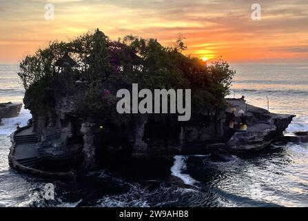 Bali ist eine zu Indonesien gehörende Insel im Indischen Ozean mit einem tropisch warmen Durchschnittsklima. Hauptstadt der Insel ist Denpasar. Mit einer Fläche von 5590 Quadratkilometern ist Bali die mit Abstand grösste Insel der gleichnamigen Provinz. Bei der Volkszählung 2020 hatte Bali rund 4,3 Millionen Einwohner *** Bali is an island in the Indian Ocean belonging to Indonesia with an average tropical warm climate The capital of the island is Denpasar With an area of 5590 square kilometers, Bali is by far the largest island in the province of the same name At the 2020 census, Bali had a p Stock Photo