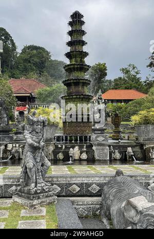 Bali ist eine zu Indonesien gehörende Insel im Indischen Ozean mit einem tropisch warmen Durchschnittsklima. Hauptstadt der Insel ist Denpasar. Mit einer Fläche von 5590 Quadratkilometern ist Bali die mit Abstand grösste Insel der gleichnamigen Provinz. Bei der Volkszählung 2020 hatte Bali rund 4,3 Millionen Einwohner *** Bali is an island in the Indian Ocean belonging to Indonesia with an average tropical warm climate The capital of the island is Denpasar With an area of 5590 square kilometers, Bali is by far the largest island in the province of the same name At the 2020 census, Bali had a p Stock Photo