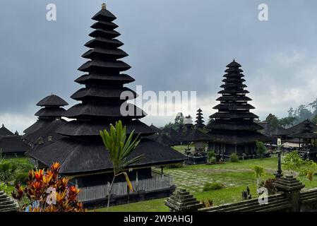 Bali ist eine zu Indonesien gehörende Insel im Indischen Ozean mit einem tropisch warmen Durchschnittsklima. Hauptstadt der Insel ist Denpasar. Mit einer Fläche von 5590 Quadratkilometern ist Bali die mit Abstand grösste Insel der gleichnamigen Provinz. Bei der Volkszählung 2020 hatte Bali rund 4,3 Millionen Einwohner *** Bali is an island in the Indian Ocean belonging to Indonesia with an average tropical warm climate The capital of the island is Denpasar With an area of 5590 square kilometers, Bali is by far the largest island in the province of the same name At the 2020 census, Bali had a p Stock Photo