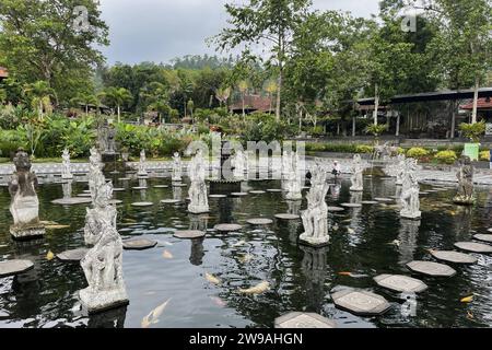 Bali ist eine zu Indonesien gehörende Insel im Indischen Ozean mit einem tropisch warmen Durchschnittsklima. Hauptstadt der Insel ist Denpasar. Mit einer Fläche von 5590 Quadratkilometern ist Bali die mit Abstand grösste Insel der gleichnamigen Provinz. Bei der Volkszählung 2020 hatte Bali rund 4,3 Millionen Einwohner *** Bali is an island in the Indian Ocean belonging to Indonesia with an average tropical warm climate The capital of the island is Denpasar With an area of 5590 square kilometers, Bali is by far the largest island in the province of the same name At the 2020 census, Bali had a p Stock Photo