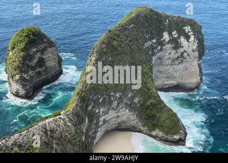 Bali ist eine zu Indonesien gehörende Insel im Indischen Ozean mit einem tropisch warmen Durchschnittsklima. Hauptstadt der Insel ist Denpasar. Mit einer Fläche von 5590 Quadratkilometern ist Bali die mit Abstand grösste Insel der gleichnamigen Provinz. Bei der Volkszählung 2020 hatte Bali rund 4,3 Millionen Einwohner. Foto: Kelinkin Beach *** Bali is an island in the Indian Ocean belonging to Indonesia with an average tropical warm climate The capital of the island is Denpasar With an area of 5590 square kilometers, Bali is by far the largest island in the province of the same name At the 202 Stock Photo