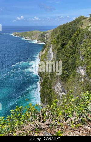 Bali ist eine zu Indonesien gehörende Insel im Indischen Ozean mit einem tropisch warmen Durchschnittsklima. Hauptstadt der Insel ist Denpasar. Mit einer Fläche von 5590 Quadratkilometern ist Bali die mit Abstand grösste Insel der gleichnamigen Provinz. Bei der Volkszählung 2020 hatte Bali rund 4,3 Millionen Einwohner. Foto: Kelinkin Beach *** Bali is an island in the Indian Ocean belonging to Indonesia with an average tropical warm climate The capital of the island is Denpasar With an area of 5590 square kilometers, Bali is by far the largest island in the province of the same name At the 202 Stock Photo