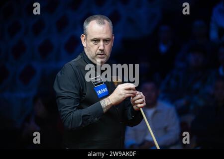 Macau, China. 26th Dec, 2023. Mark Williams of Wales competes during the group A quarter finals against Si Jiahui of China at the 2023 Macau Snooker Masters in Macau, south China, Dec. 26, 2023. Credit: Cheong Kam Ka/Xinhua/Alamy Live News Stock Photo