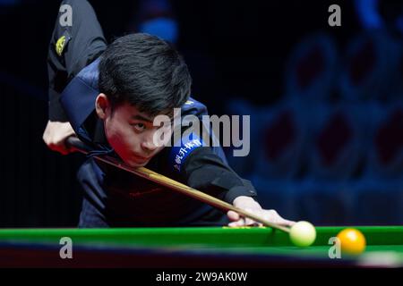 Macau, China. 26th Dec, 2023. Si Jiahui of China competes during the group A quarter finals against Mark Williams of Wales at the 2023 Macau Snooker Masters in Macau, south China, Dec. 26, 2023. Credit: Cheong Kam Ka/Xinhua/Alamy Live News Stock Photo